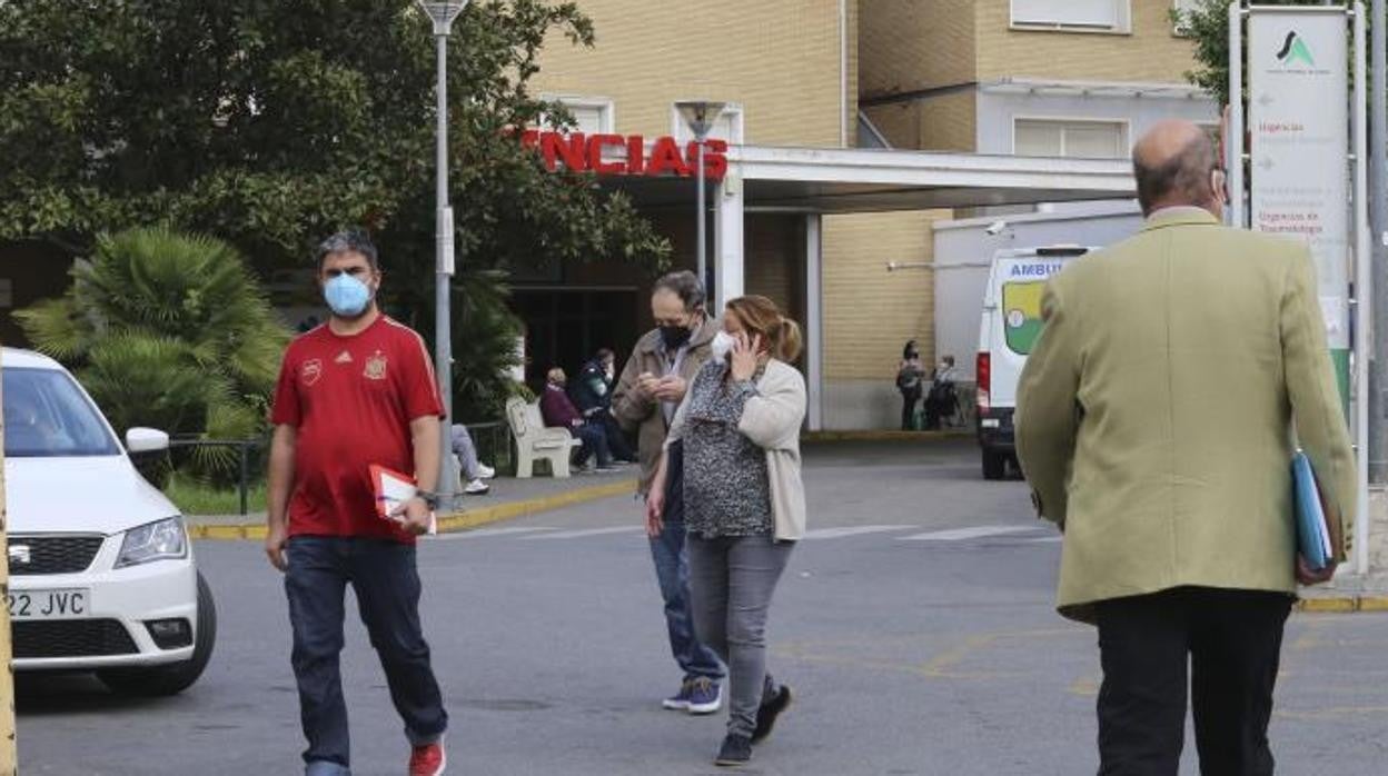 Varias personas en las inmediaciones del Hospital Virgen del Rocío