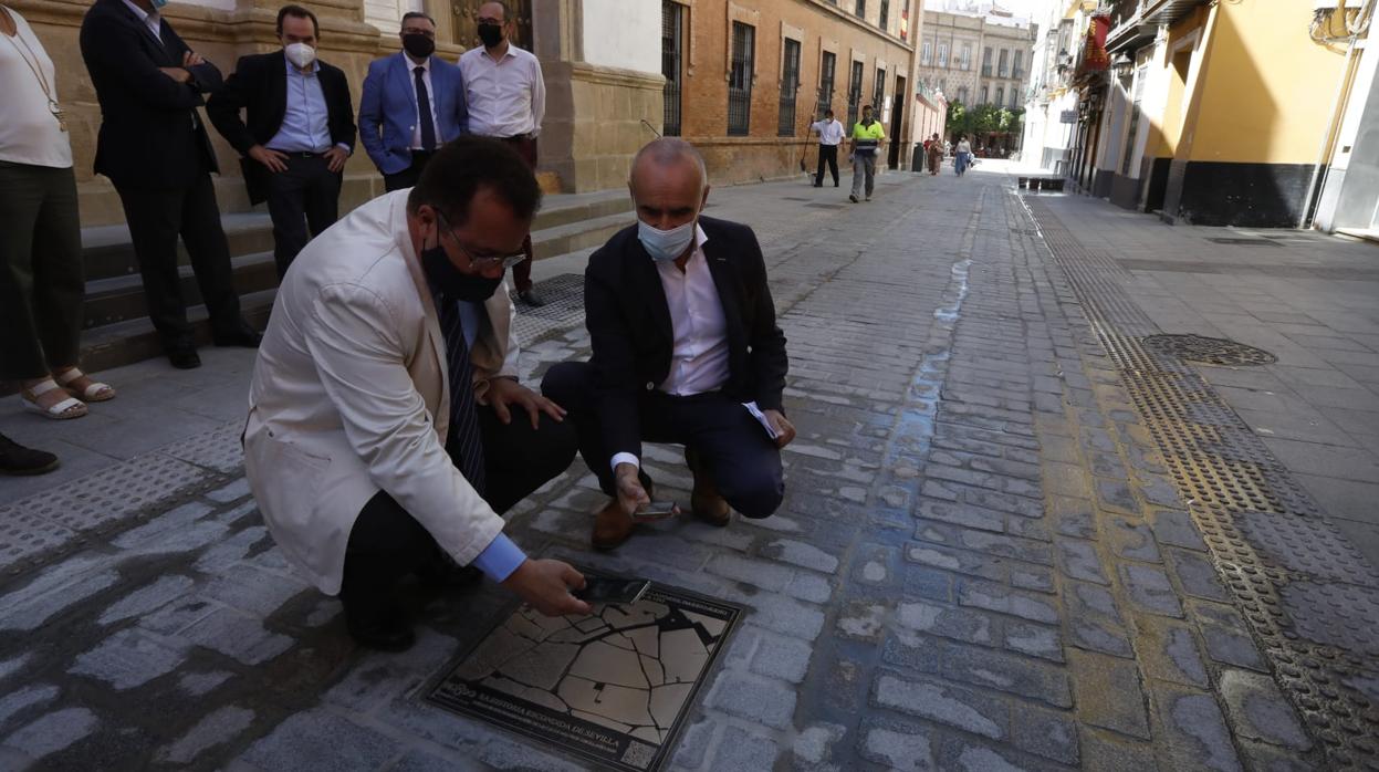 Juan Carlos Cabrera y Antonio Muñoz con la placa que marca el trazado de la muralla judía