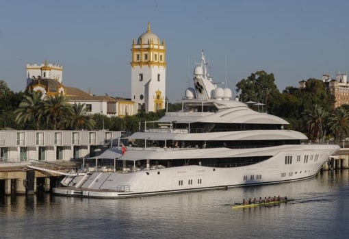 El yate en una vista completa