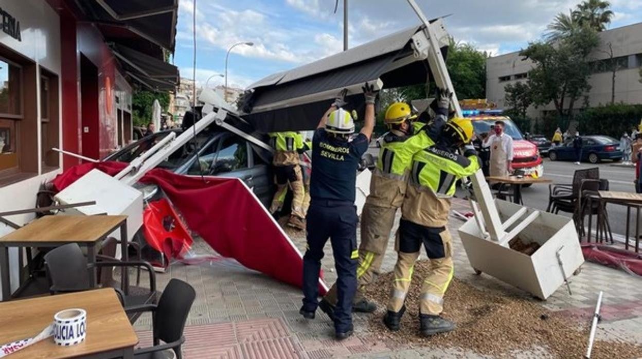 En abril, un conductor ebrio se llevó por delante la terraza de un bar de Los Remedios, dejando dos heridos