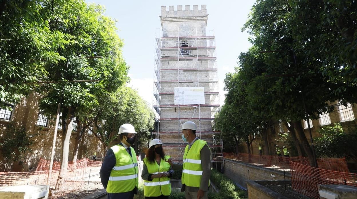 Cabrera, Fuentes y Muñoz ante la torre de Don Fadrique, que está en obras