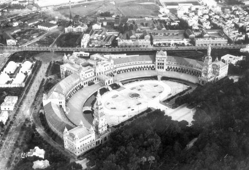 Vista aérea de la Plaza de España y el sector sur de la Exposición Iberoamericana