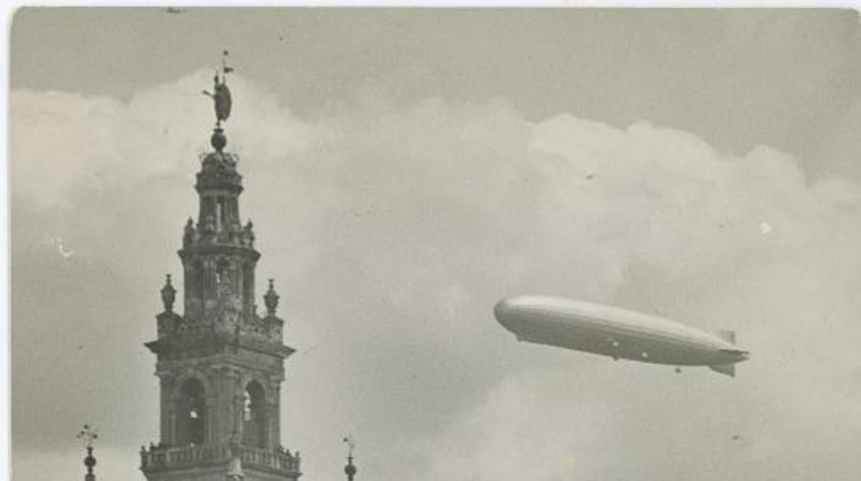 Vuelo turístico del dirigible Graf Zeppelin junto a la Girald