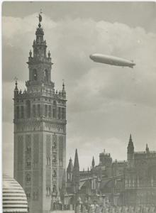 Vuelo turístico del dirigible Graf Zeppelin junto a la Giralda