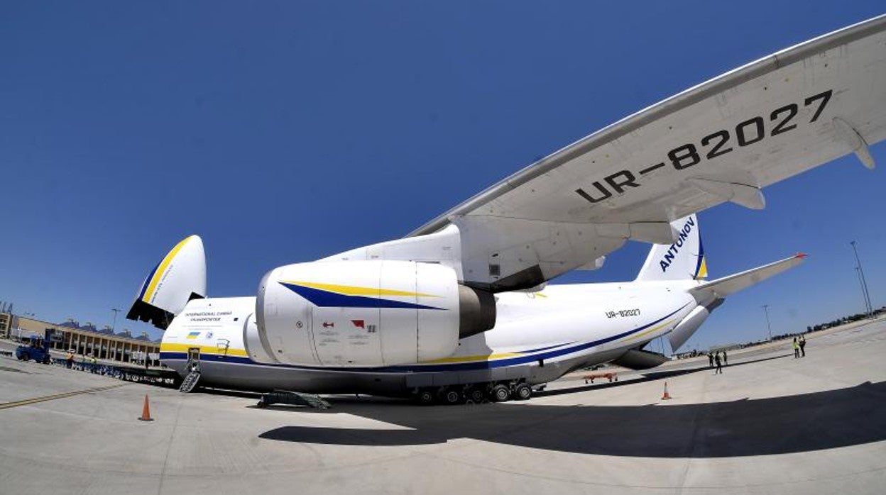 El Antonov 124 en una de sus últimas visitas a Sevilla con el edificio terminal al fondo