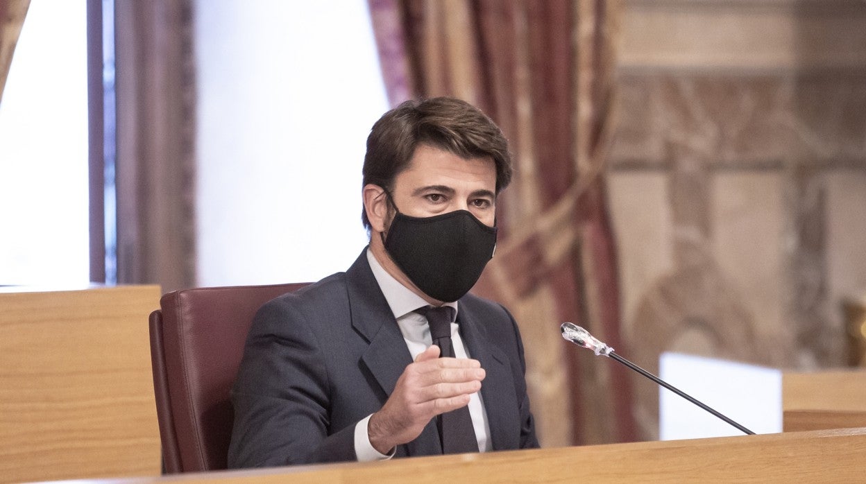 Beltrán Pérez, desde la bancada de portavoz del PP del Ayuntamiento de Sevilla