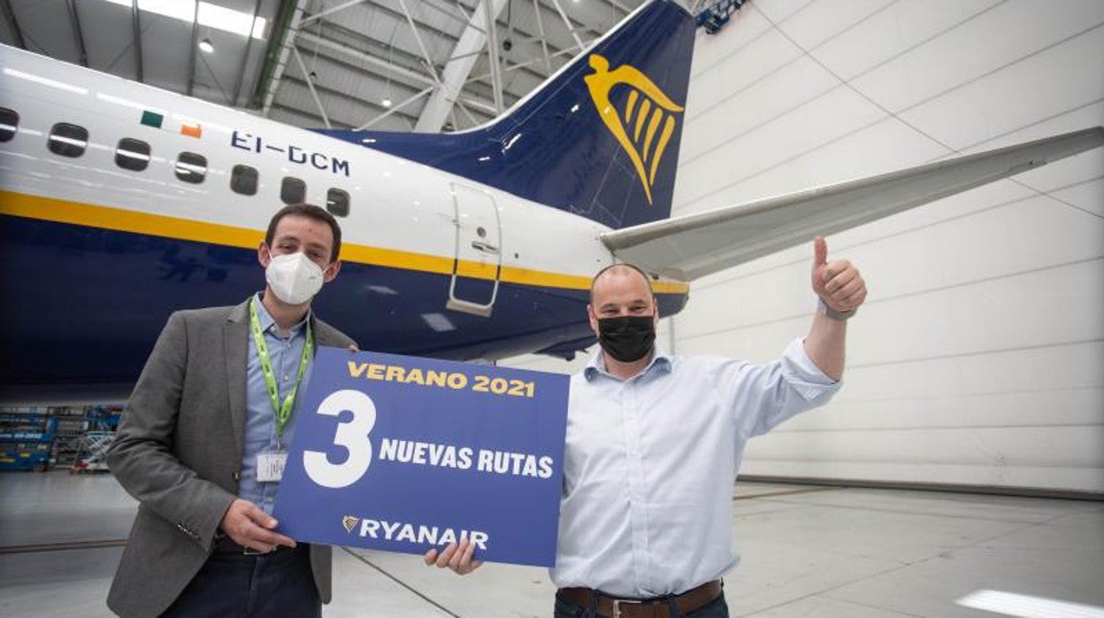 El director del aeropuerto, Sergio Millanes, y el director de marketing de Ryanair, Dara Brady