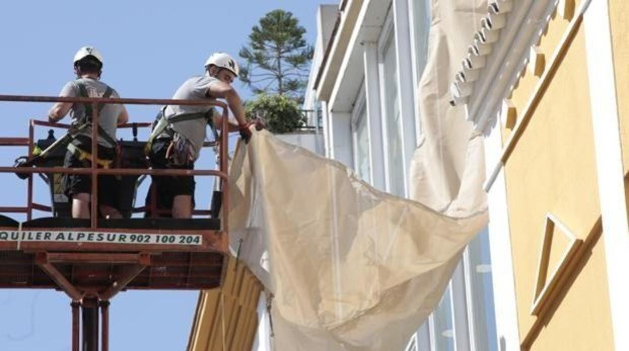 Fotografía de archivo de la instalación de toldos en la ciudad