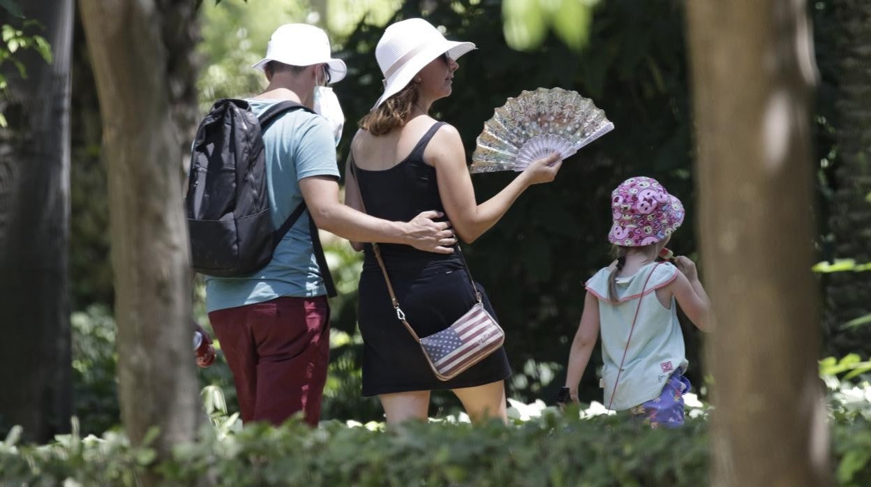 Unos turistas paseando por el Parque de María Luisa, en Sevill