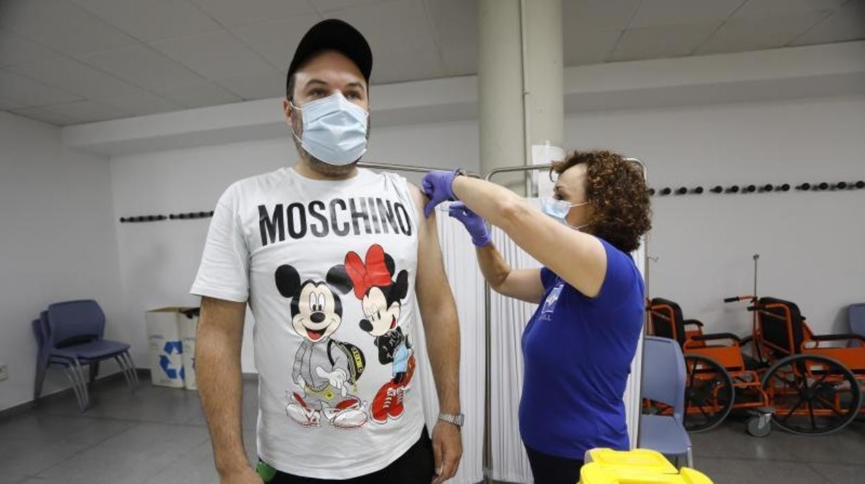 Un joven es inmunizado en el «bunker« de Derecho