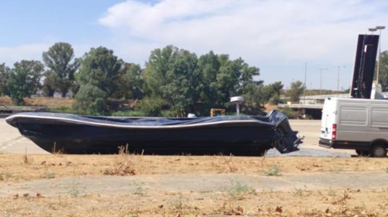 Una narcolancha que apareció varada junto a la esclusa el año pasado