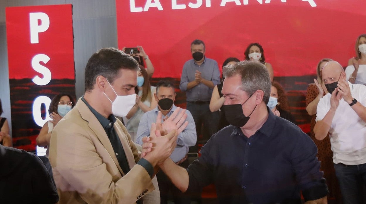 Pedro Sánchez y Juan Espadas se saludan durante el acto de ayer en Sevilla