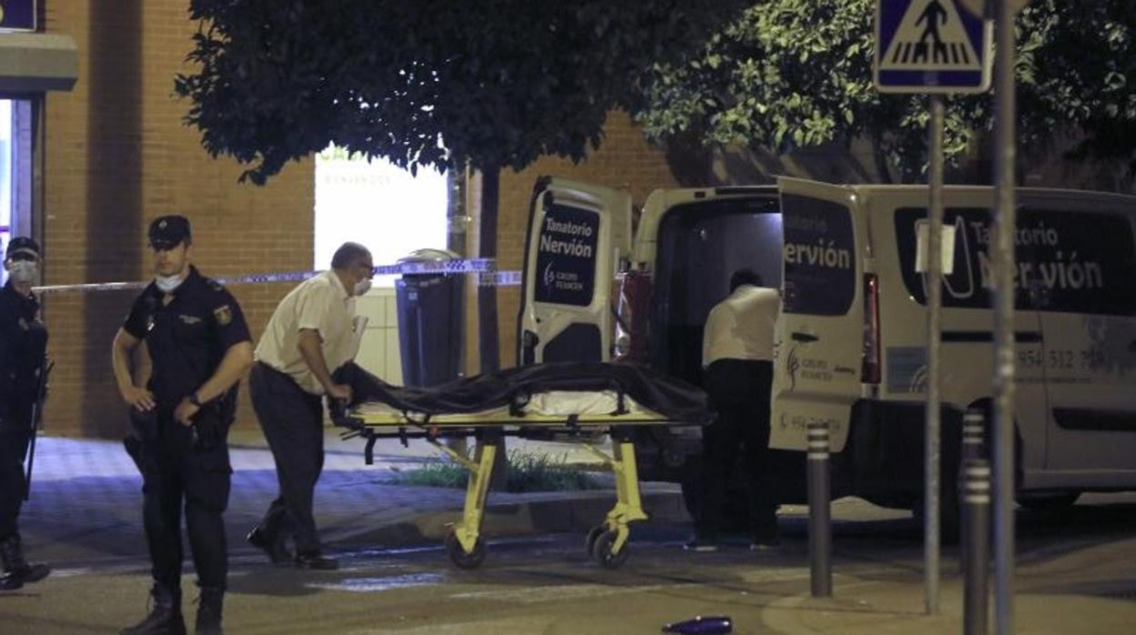 Imagen del momento en el que sacan del supermercado el cuerpo de Juan José