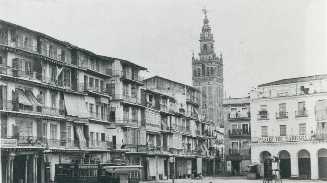 La plaza de San Francisco con la Giralda al fondo en 1865