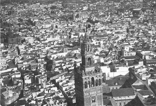 Vista aérea de la Giralda sobre el año 1934