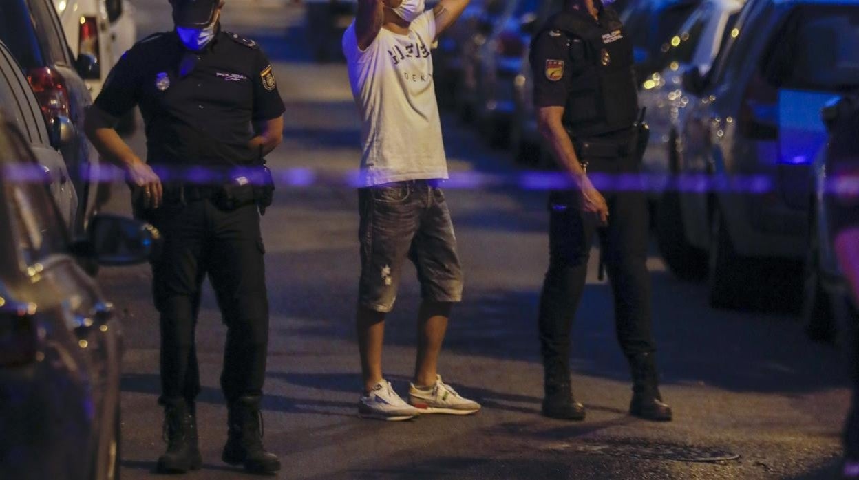 Un familiar se echa las manos a la cabeza tras el hallazgo de los dos cuerpos