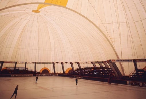 Una vista del interior de la pista de Hielotrón bajo la gran cúpula inflable