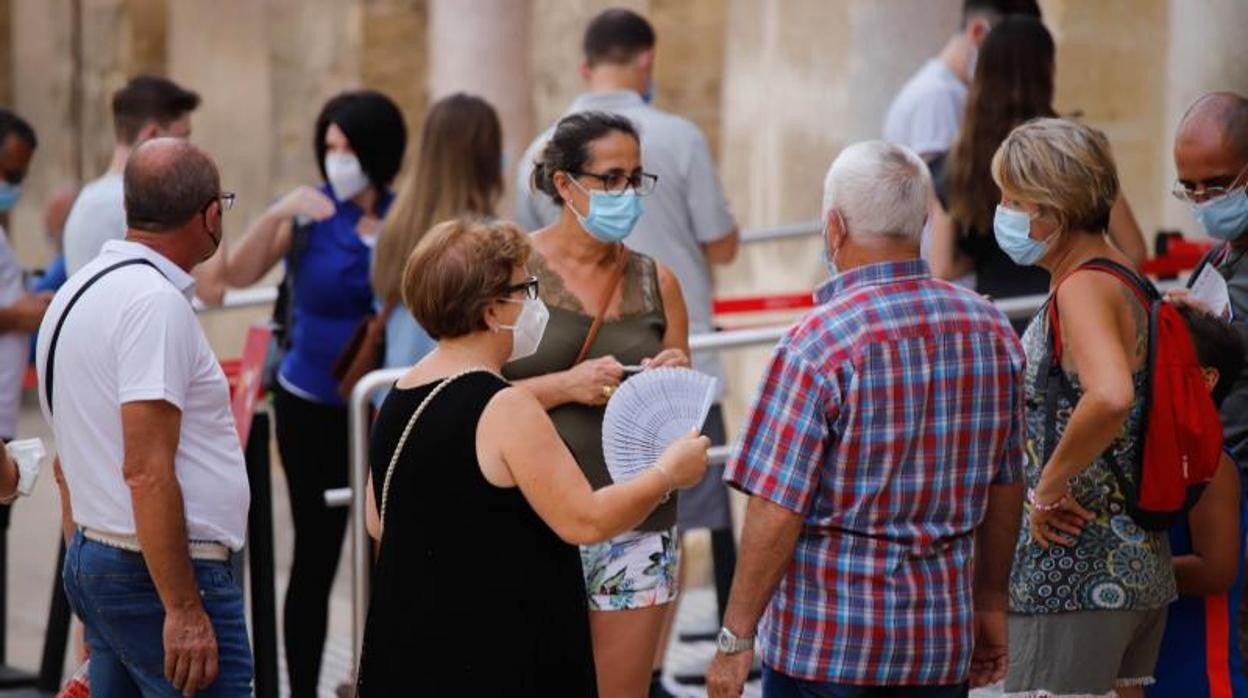 Un grupo de turistas protegidos con mascarillas