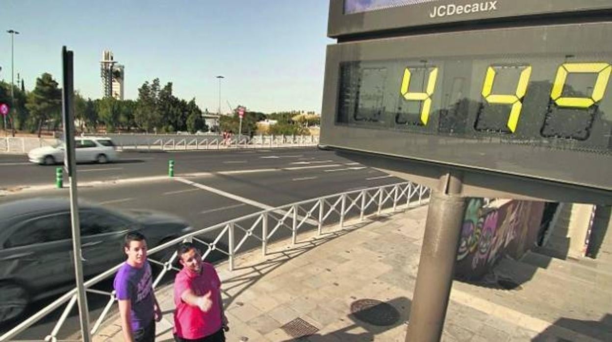 Un termómetro marca 44 grados en Sevilla