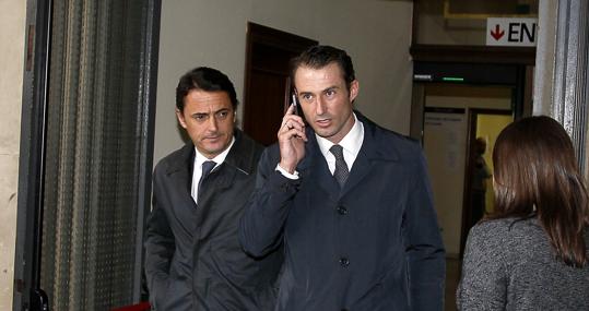 El empresario acusado José Antonio González Baro sale de los juzgados hablando por teléfono, en una imagen de archivo