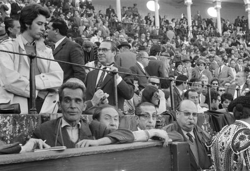 Serafín Sánchez del Pando, Eulogio Serrano y Juan José Serrano Díaz (con un puro), en la plaza de toros de Sevilla. Este último es padre de Juan Manuel Serrano Becerra, que continúa la saga en ABC de Sevilla