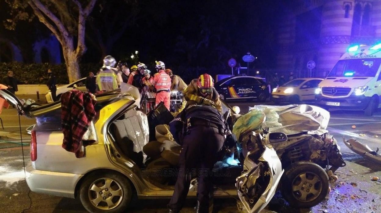Estado en el que quedó un vehículo tras un accidente en Sevilla en 2020