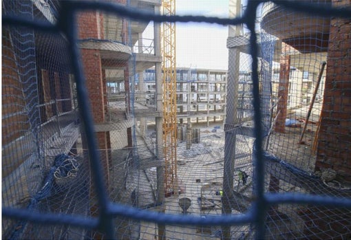 Materiales en una de las obras que están en marcha en Sevilla