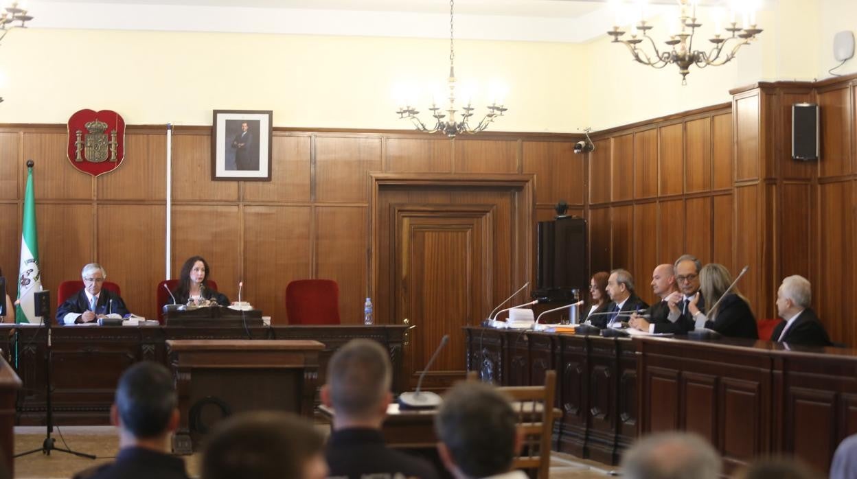 El secretario de la Oficina del Tribunal del Jurado, junto a la magistrada Mercedes Alaya, en uno de los juicios con jurados celebrados en la Audiencia en los últimos años