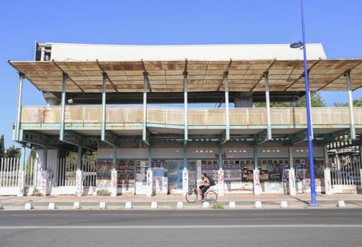 La terminal del monorrail cubierta de óxido