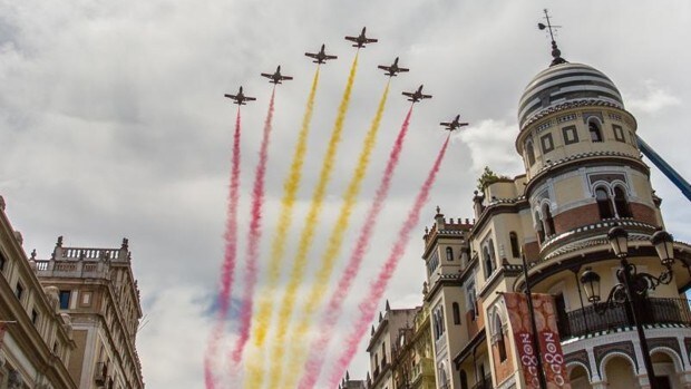 Los aviones del Ejército del Aire sobrevuelan Sevilla este miércoles 15 de septiembre