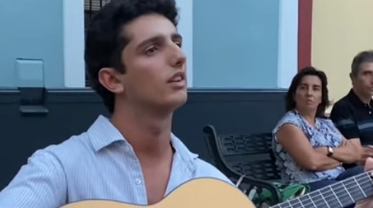 El vídeo de unos jóvenes cantando «Vivo en Sevilla» que triunfa en Twitter