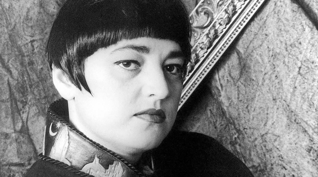 SUS PODERES. Más de veinte premios conseguidos por sus diseños y una exposición monumental en 2014 en el Casino de la Exposición para celebrar sus treinta años de carrera, hablan por sí mismo de lo conseguido por Carmen de Giles. La exposición la visitaron cuarenta y seis mil personas y del catálogo de la misma se hicieron varias reediciones.