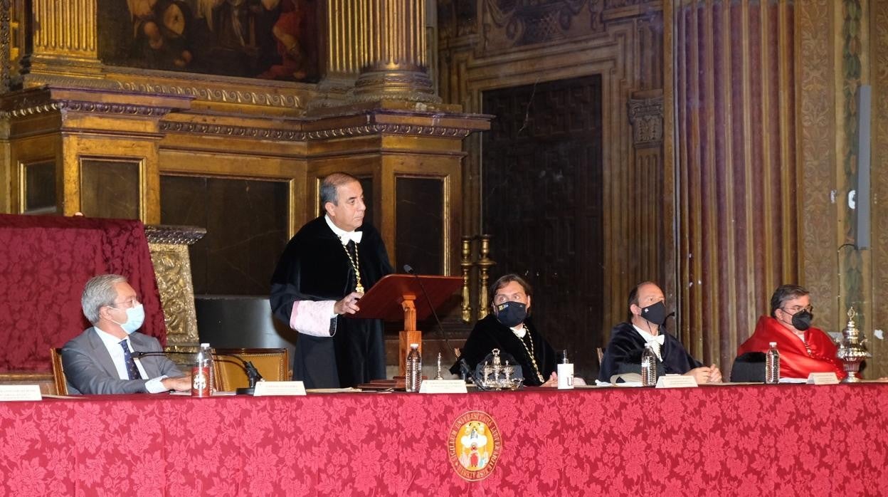 El rector Miguel Ángel Castro durante su intervención en la Apertura del Curso Académico
