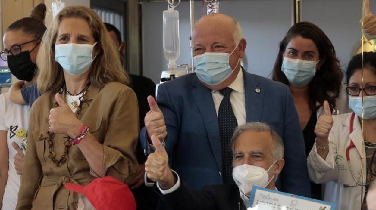 La Infanta Elena y Jesús Aguirre, durante la visita que han realizado al Hospital Virgen del Rocío
