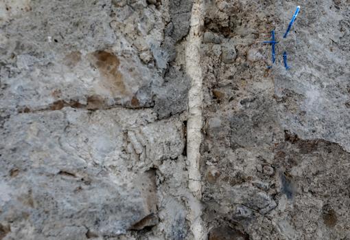 El machón de la muralla descubierto en el interior del Arco de la Macarena deja ver el revestimiento de cal que tenían las defensas de la ciudad