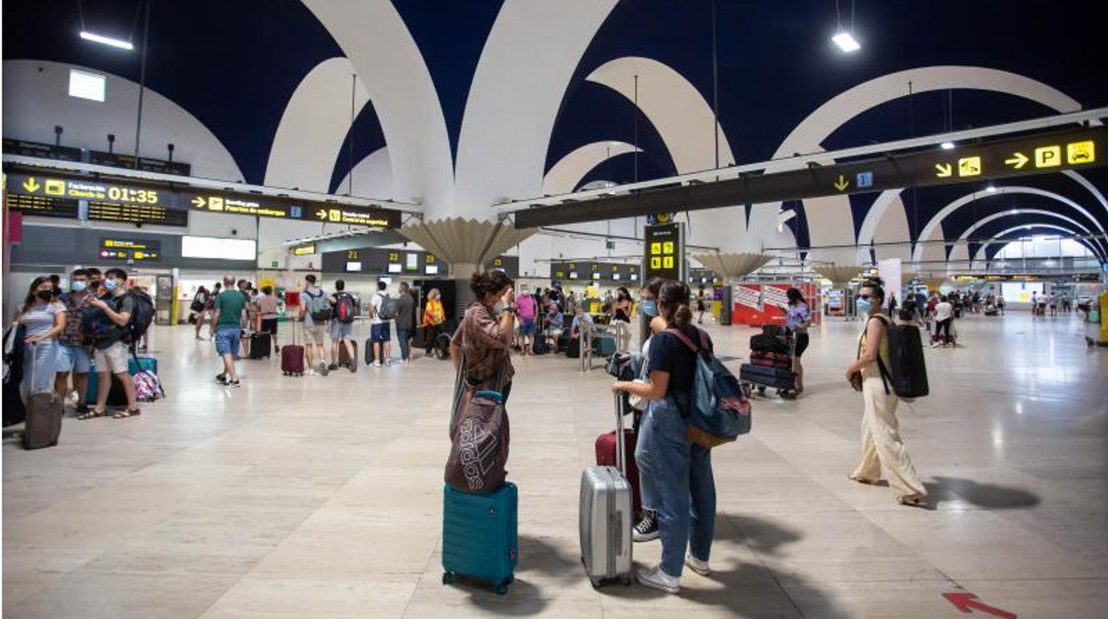 Pasajeros en el edificio terminal del aeropuerto de Sevilla