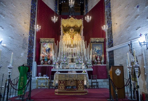 La Virgen del Rosario del Polígono de San Pablo en el presbiterio de la parroquia de San Ignacio