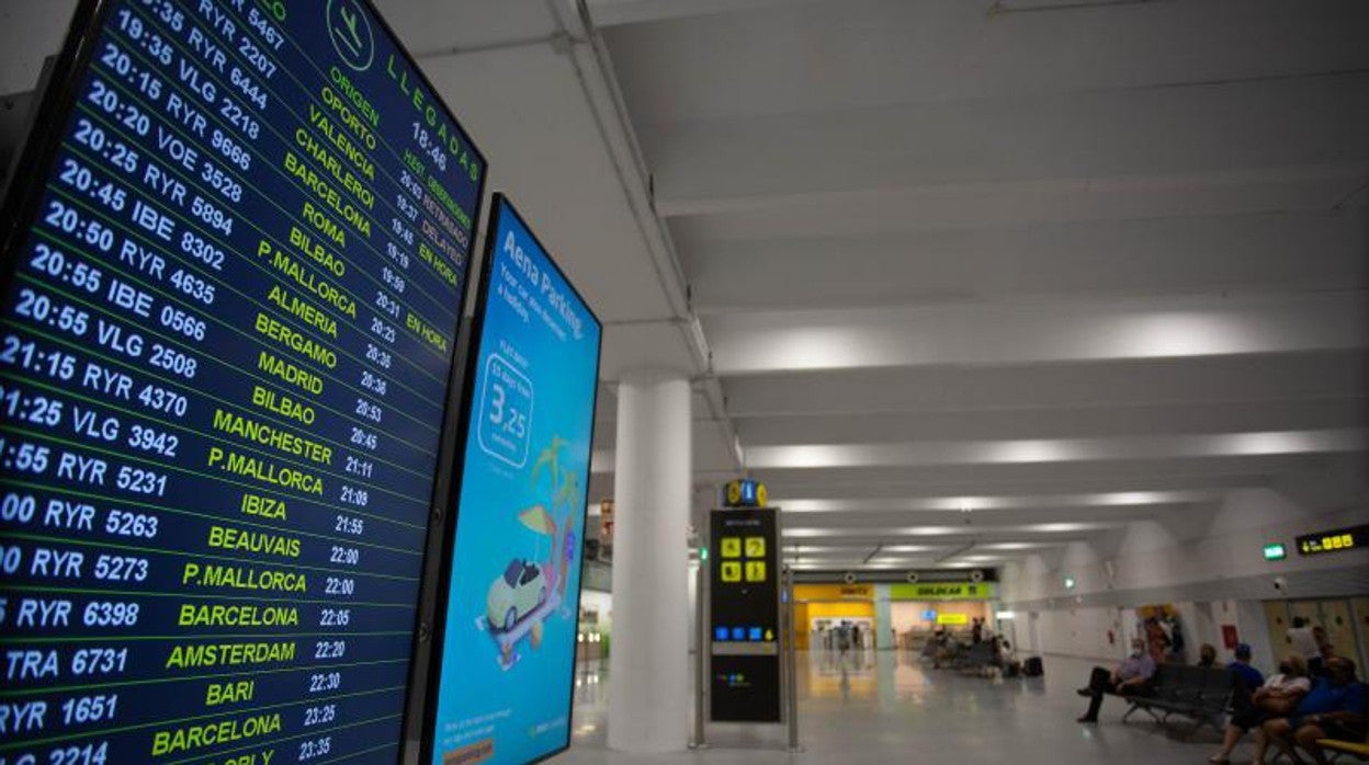 Uno de los paneles informativos del aeropuerto de Sevilla