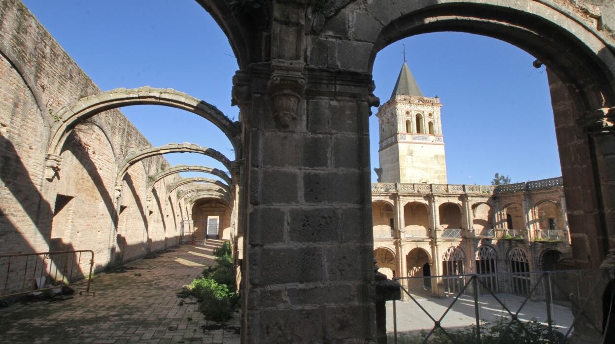 Aspecto del claustro del monasterio de San Jerónimo