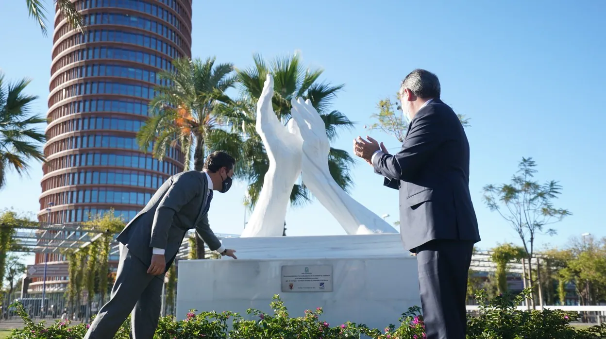 Juanma Moreno y Juan Espadas inauguran el monumento a los sanitarios en Sevilla