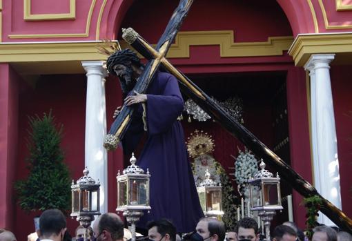 El Gran Poder, frente a la Virgen de la Caridad en San Lucas, en el barrio de Santa Aurelia