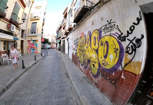 Los grafiteros actúan de forma impune sobre las fachadas particulares