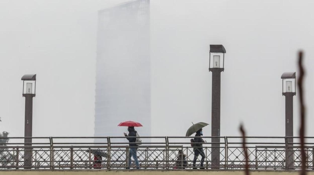 Un día lluvioso y con niebla en Sevilla, con la Torre Pelli de fondo