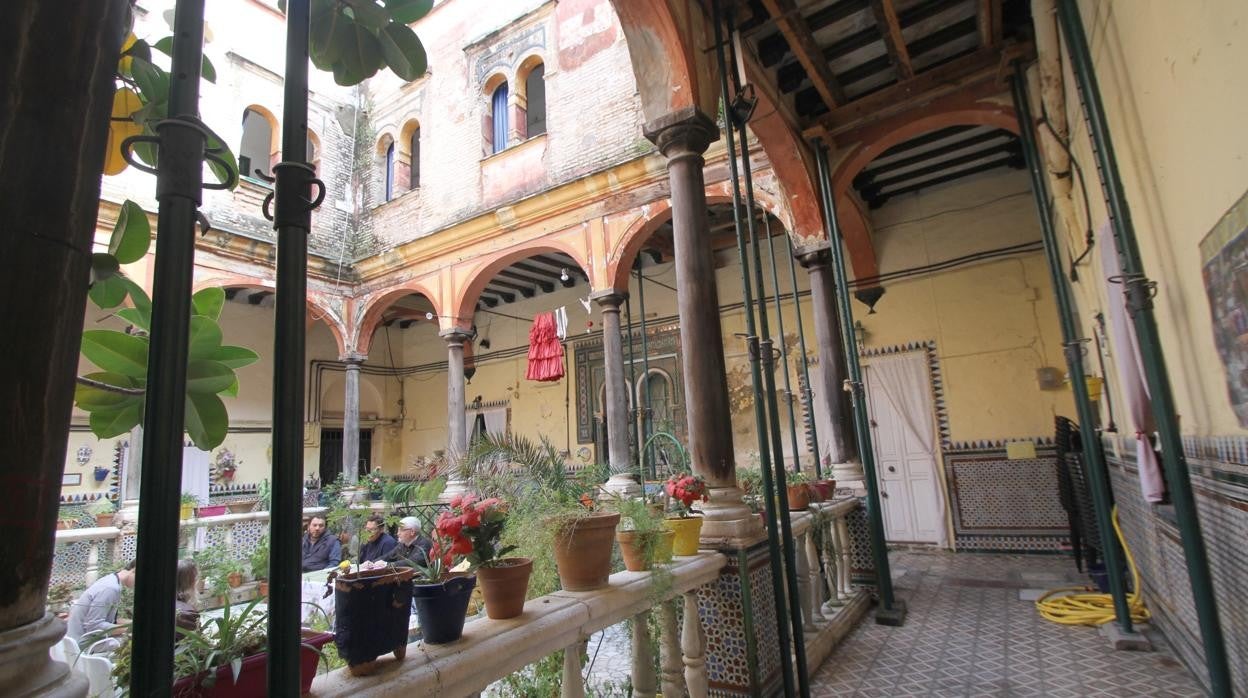 Patio del Palacio del Pumarejo, apuntalado por su mal estado