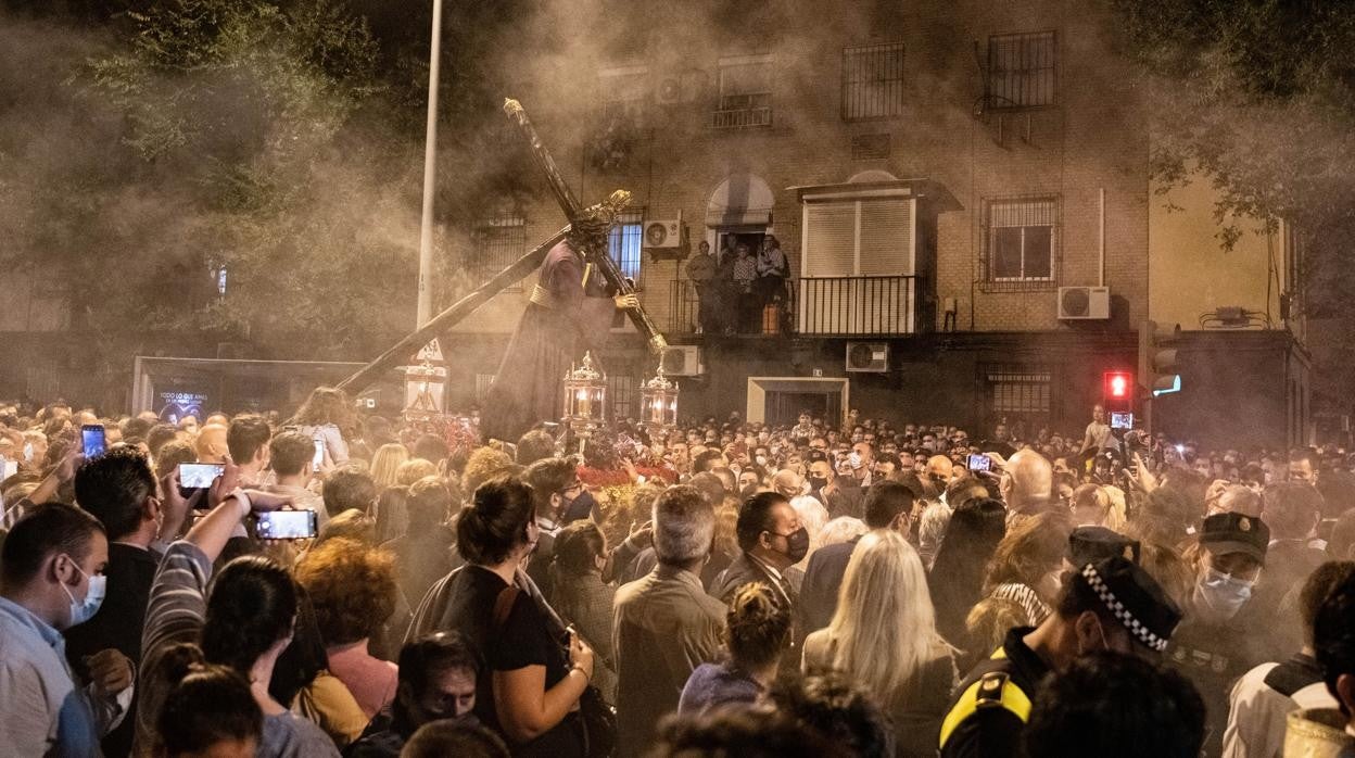 El Gran Poder, en la avenida San Juan de la Cruz, entre vaharadas de incienso