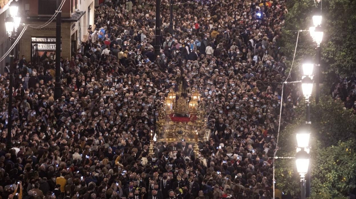 El Gran Poder ante una avenida de la Constitución abarrotada