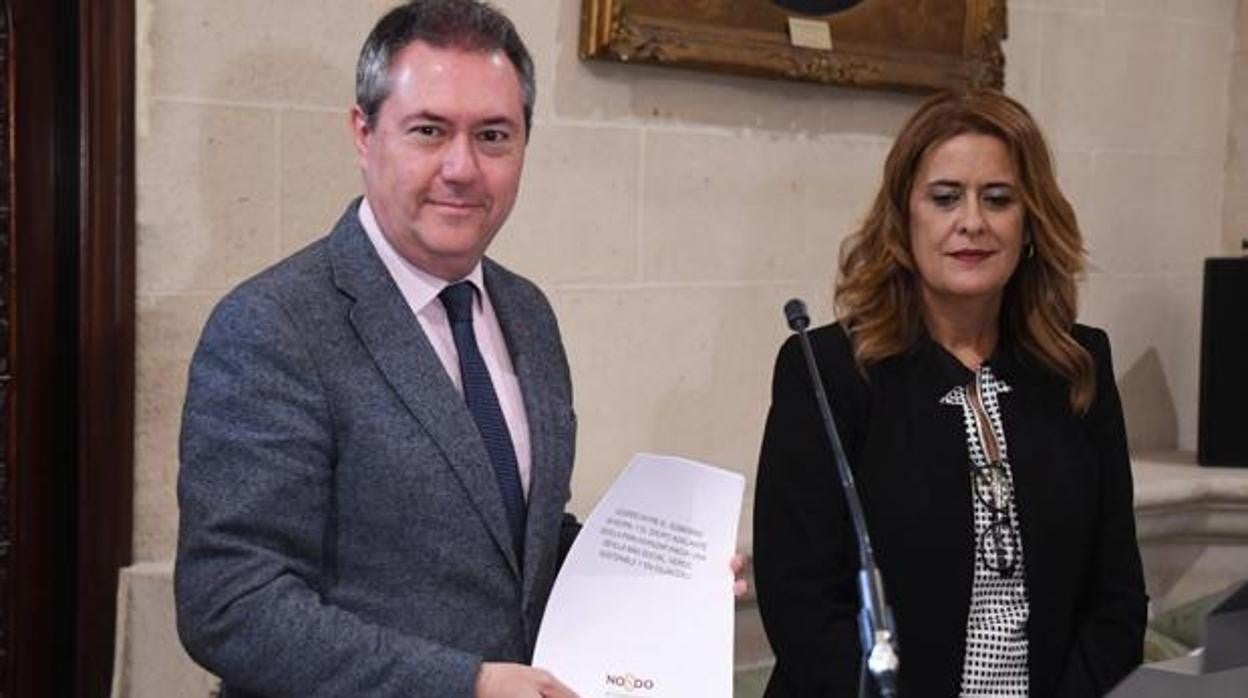 Juan Espadas, con su concejal de Hacienda, Sonia Gaya