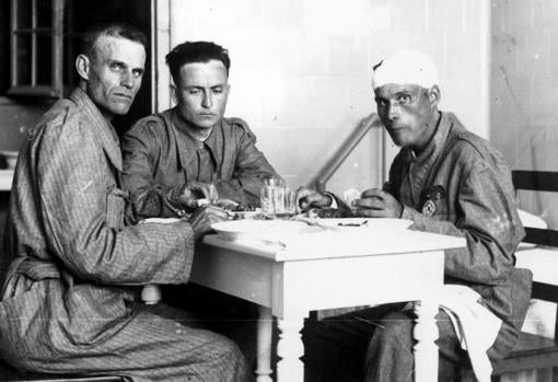 #ArchivoABCsev: El Hospital de la Cruz Roja cumple 98 años y recordamos sus inicios con imágenes de ABC