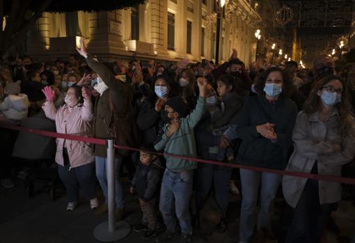 Los sevillanos en primera fila para ver de cerca el alumbrado navideño