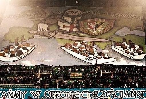 Una de las pancartas desplegadas por la hinchada polaca en su grada